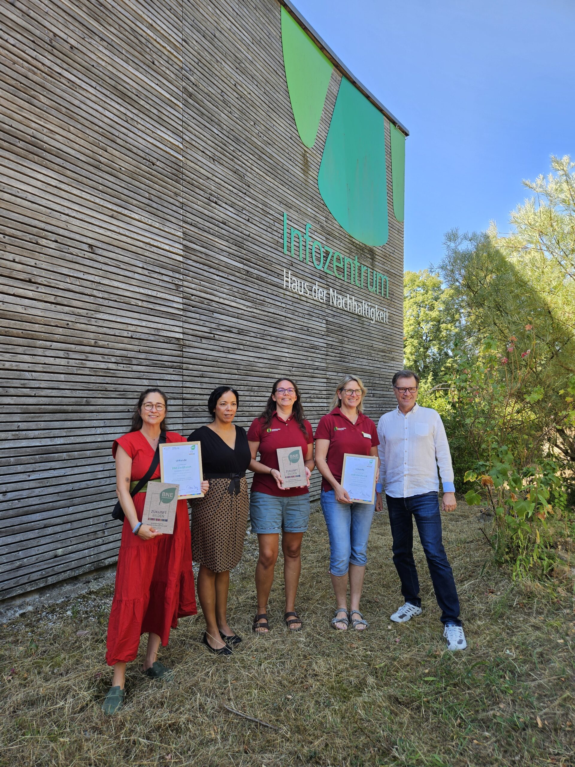 Tina Sanio (1. v. l.), Yasmina Sommer (2. v. l.) Helena Naumer (3. v. l.), Simone Kiefer (2. v. r.) und Torsten Kram (1. v. r.). (Foto: Martina Boost) 